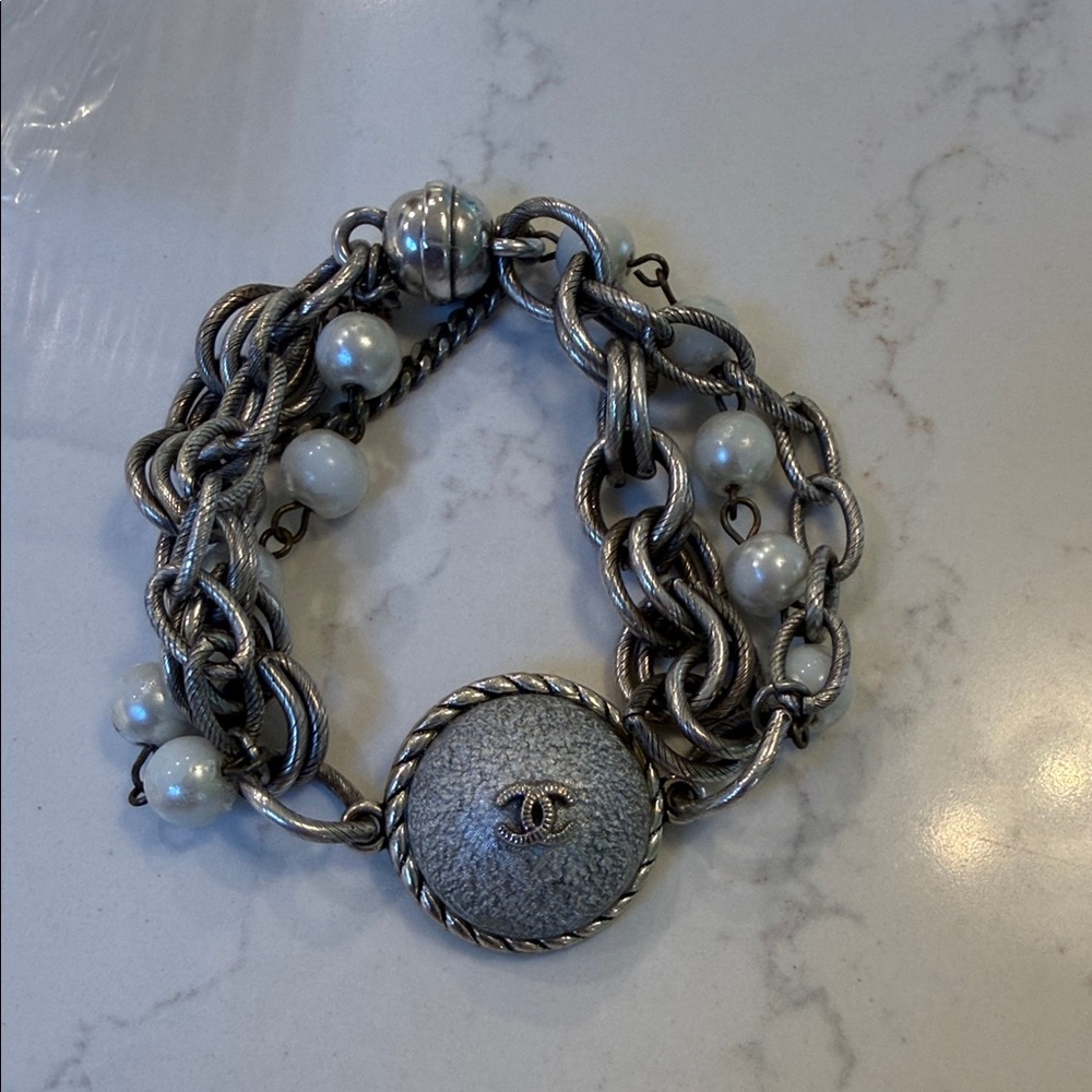 CHANEL Silver-Tone Chain Bracelet with Pearls and Signature Medallion